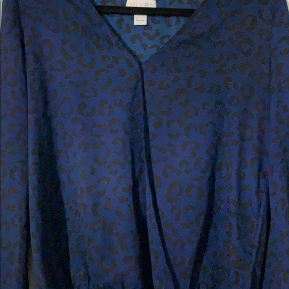 Beautiful draped top - Picture 2 of 3